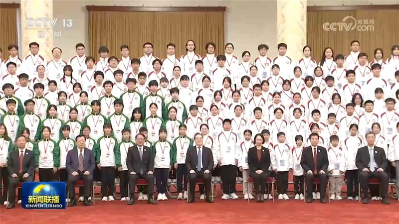 丁薛祥接见“向国旗敬礼”港澳青少年升旗队代表访京团
