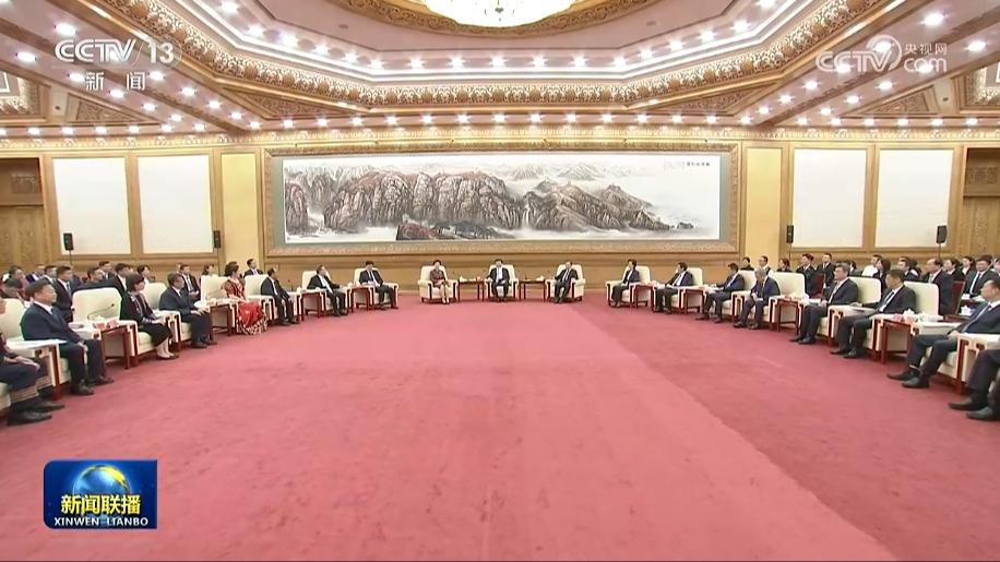 王沪宁会见全国少数民族参观团